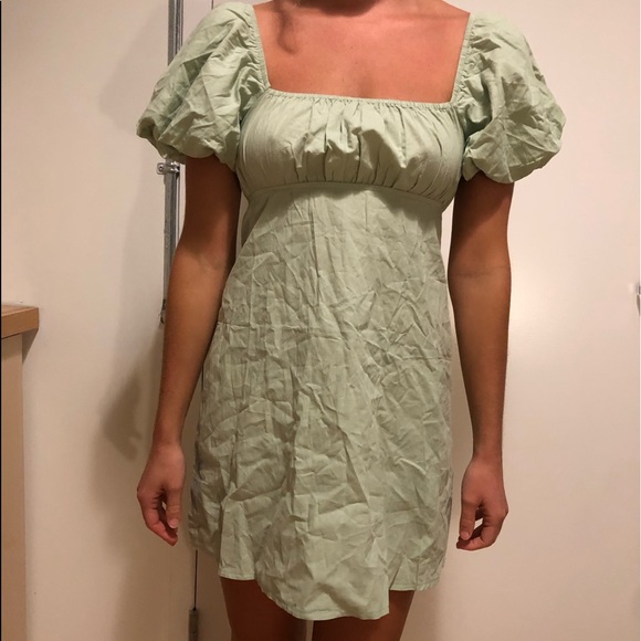 Mini dress with puff sleeves. - Picture 3 of 3